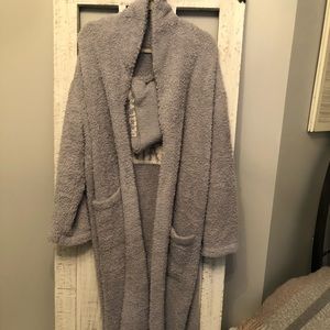 Gray barefoot dreams robe with matching socks